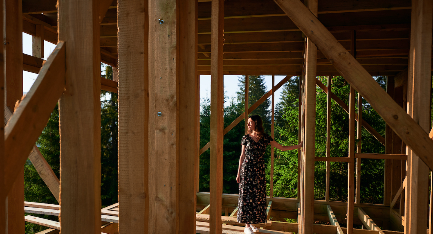 Madera de encino rojo en espacios residenciales
